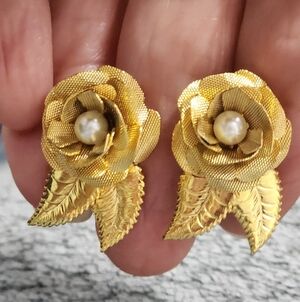 Elegant Vintage Goldtone Mesh Rose Clip On Screw Back Earrings with Pearl Center